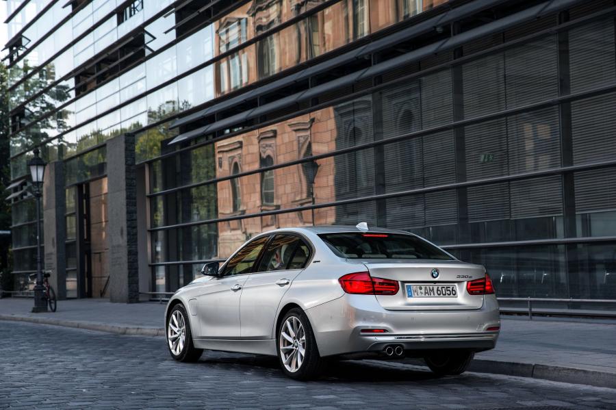  BMW 330e (F30) 2016 года  (WW) (фото 35 из 40)
